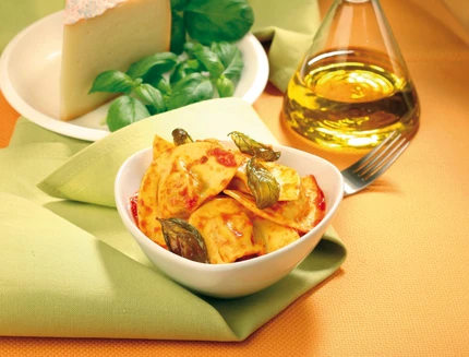Tortelli al pomodoro con ripieno di formaggio e melanzane b1117