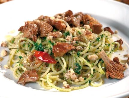 Spaghetti prezzemolati con finferli e noci b161