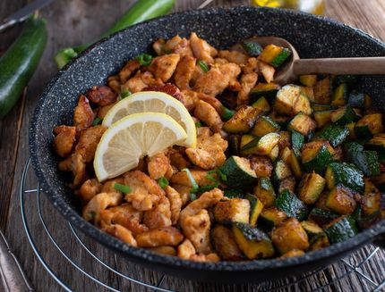 Pollo e zucchine in padella