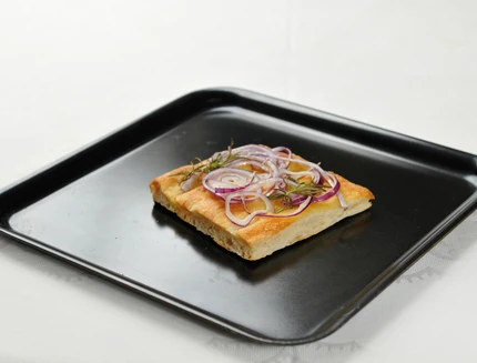 focaccia-bianca-con-cipolla-di-tropea-e-rosmarino_a437