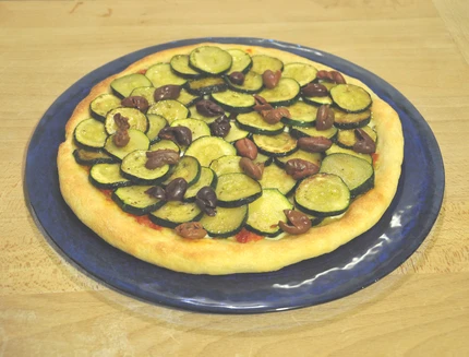 pizza-di-kamut-con-zucchine-e-olive-di-gaeta-con-il-bimby-a0830