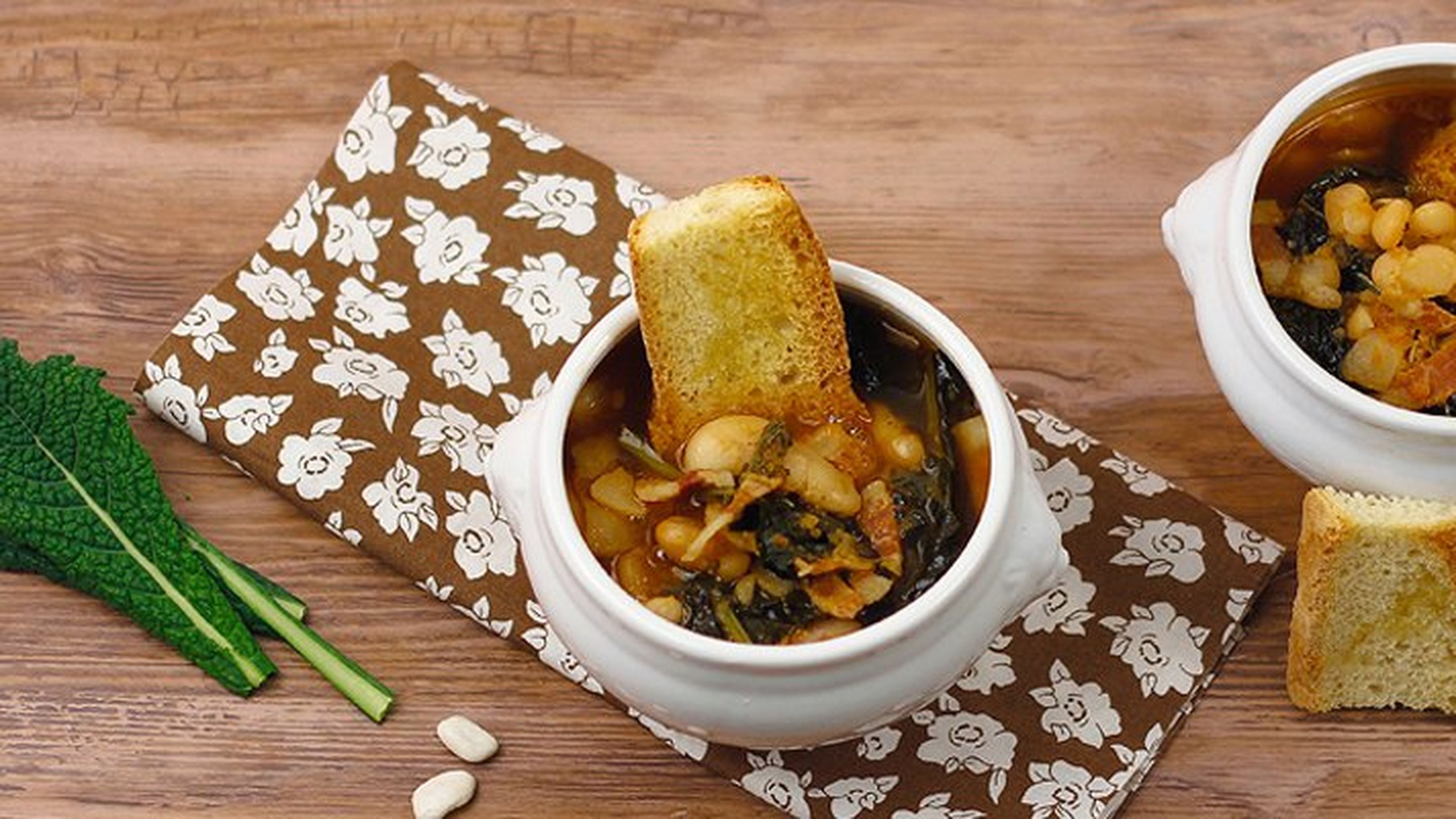 La presentazione della zuppa di cavolo nero e fagioli