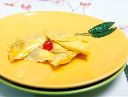 Ravioli di renette al burro e salvia b567