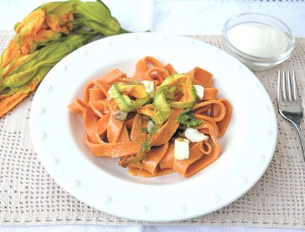 tagliatelle-rosse-con-bufala-e-fiori-di-zucca-con-il-bimby-a1565