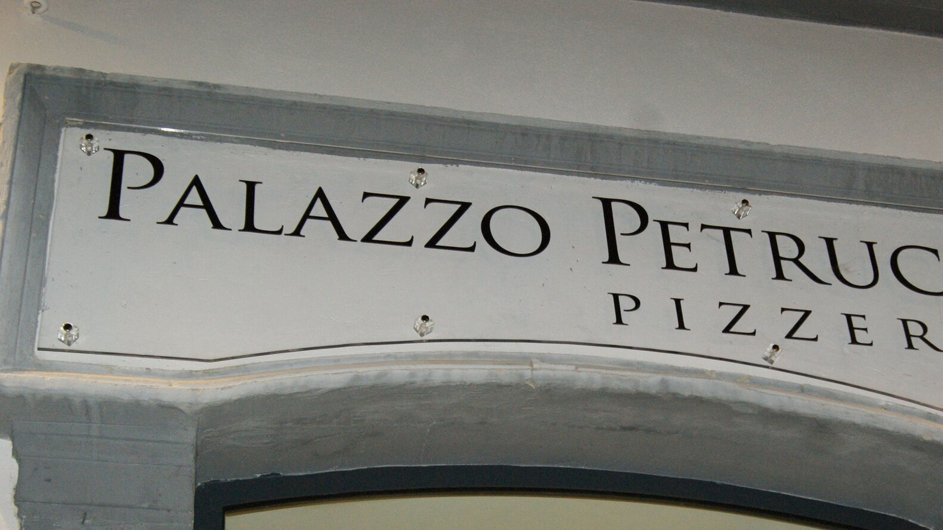 Insegna pizzeria Palazzo Petrucci