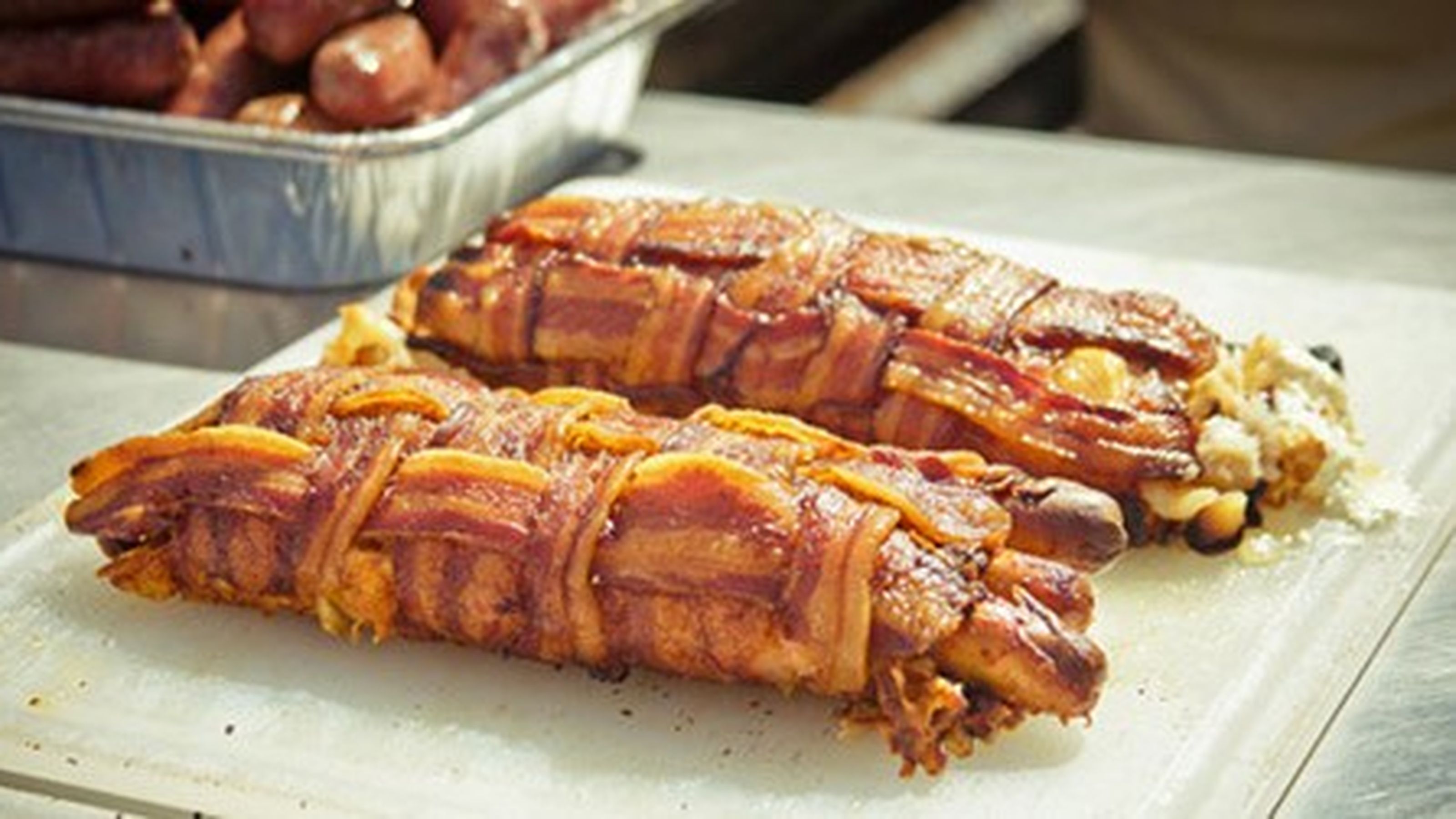 hot dog con bacon e chili