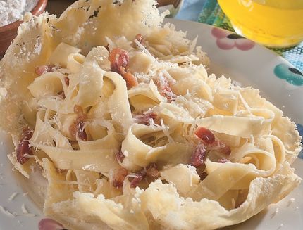 fettuccine-alla-gricia-su-cialda-di-pecorino_a100