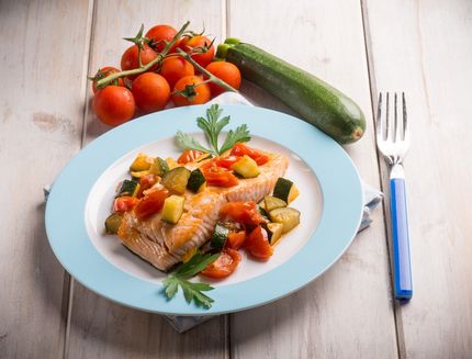 086-17-salmone-zucchine-e-pomodori
