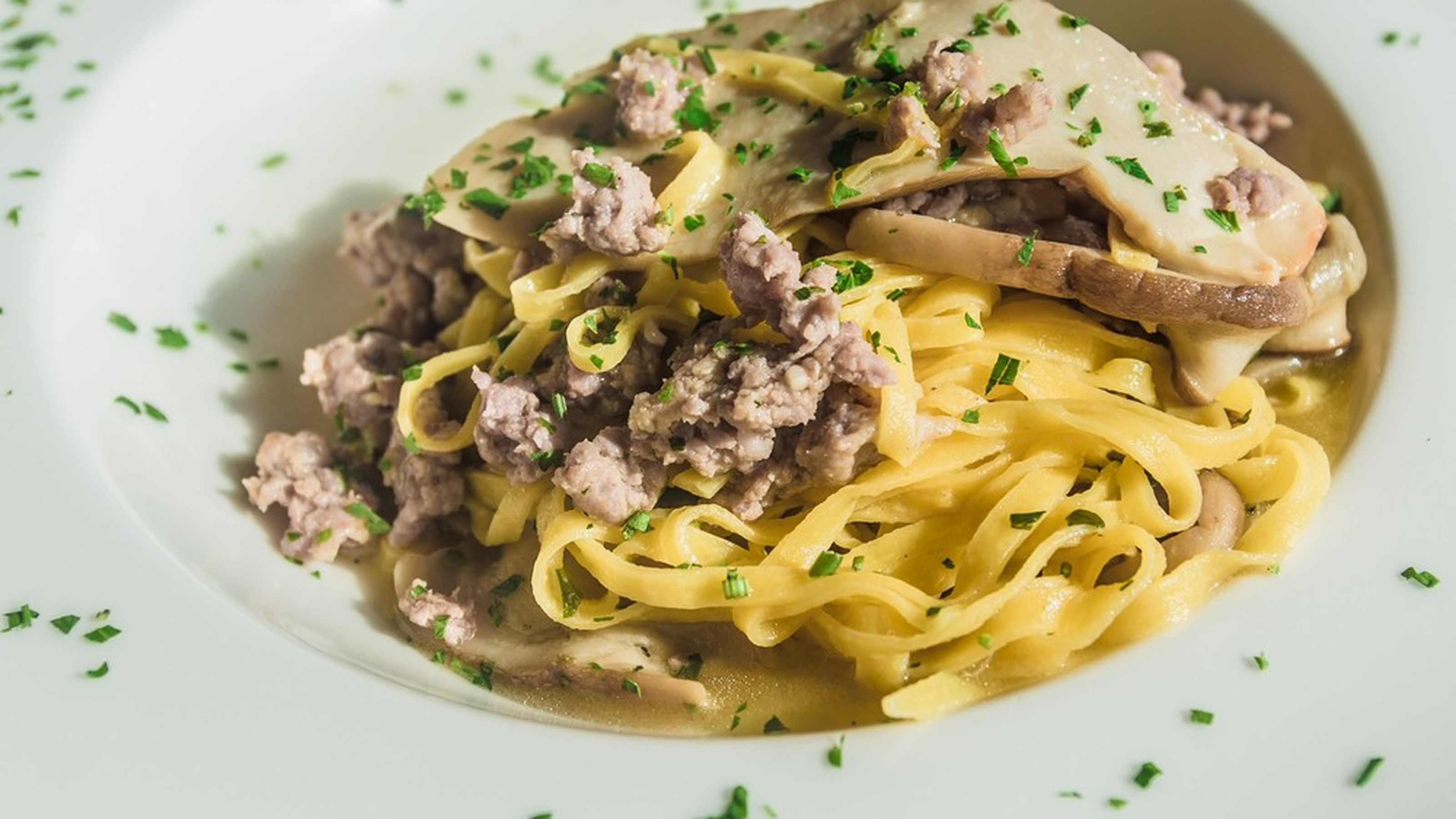 Tagliatelle panna funghi e salsiccia. 