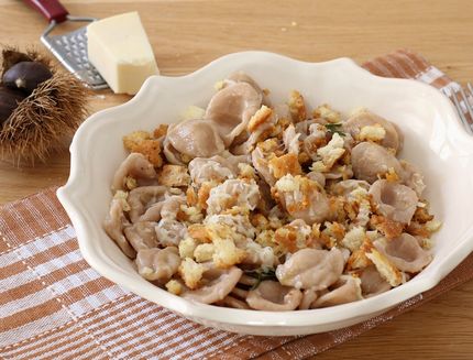 Orecchiette-alle-castagne-con-provolone-piccante-e-pane-fritto-0D6A1175