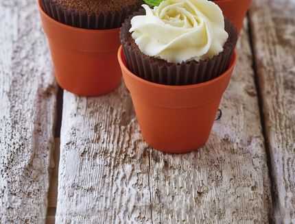 Cupcake al cioccolato con rose bianche al bimby