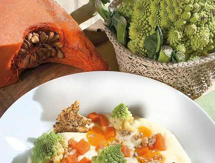 crema-di-patate-con-cialde-di-grana-e-frutta-secca_a250
