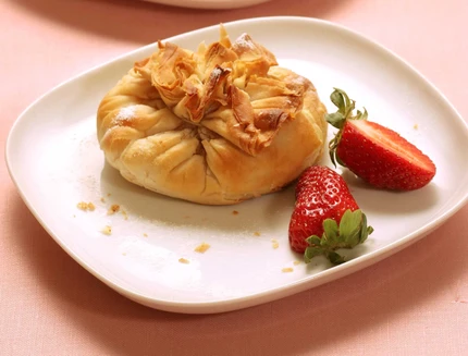 Sacchettini di sfoglia alla crema di fragole