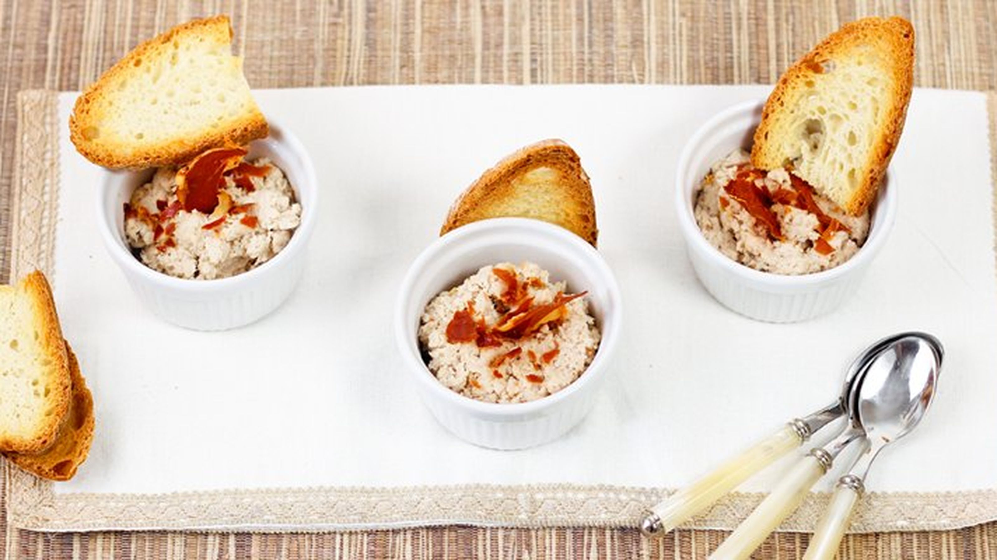 Il pâté di coniglio e prosciutto è pronto