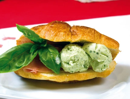sandwich-con-prosciutto-crudo-e-gelato-al-basilico_a482