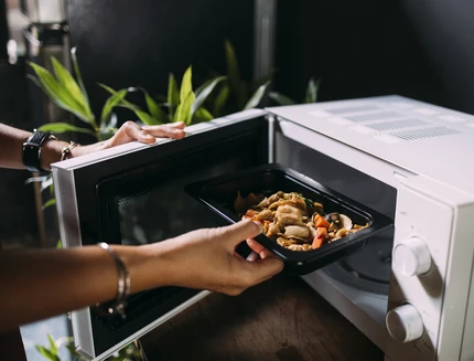 Pranzo in ufficio da scaldare con il microonde: 10 ricette perfette