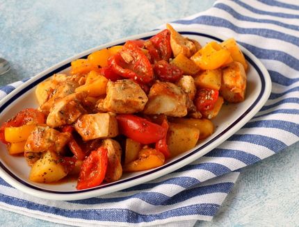 spezzatino pollo patate peperoni still (1)