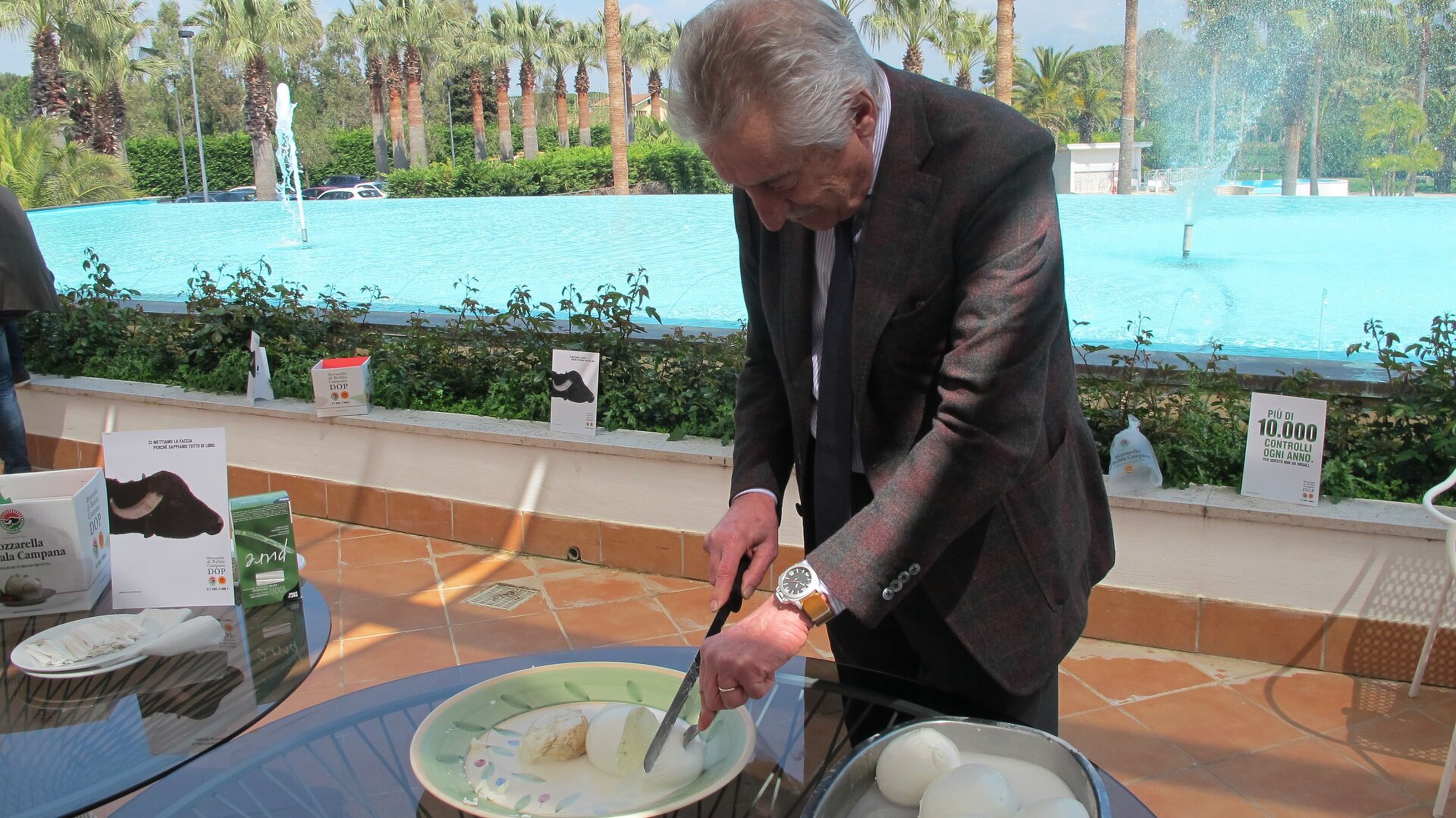 Lucisano che taglia la mozzarella