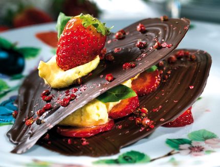 sfoglie-di-cioccolato-fondente-con-chantilly-al-basilico-e-fragole-flambe_a502