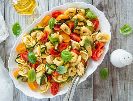 Insalata di tortellini con zucchine e pomodori still 2