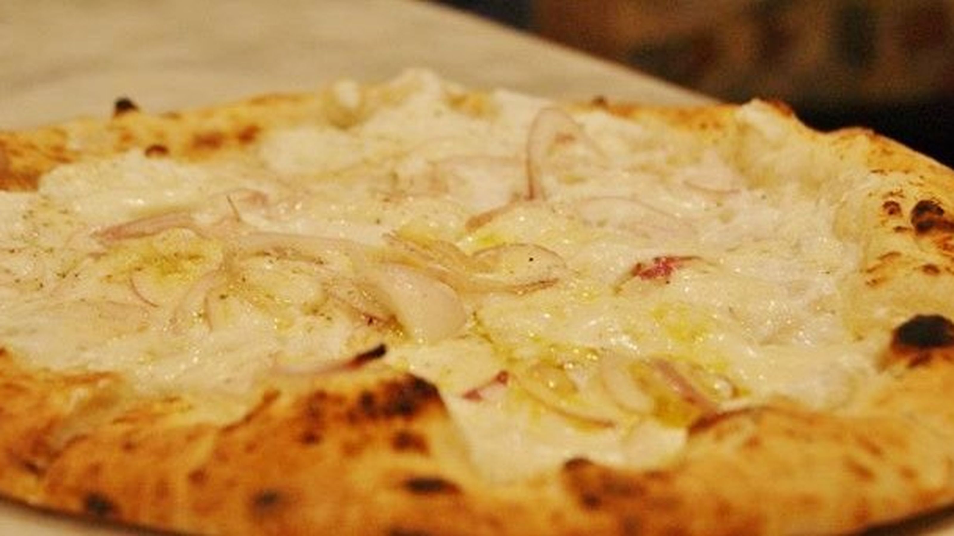 Pizza con ricotta e cipolle