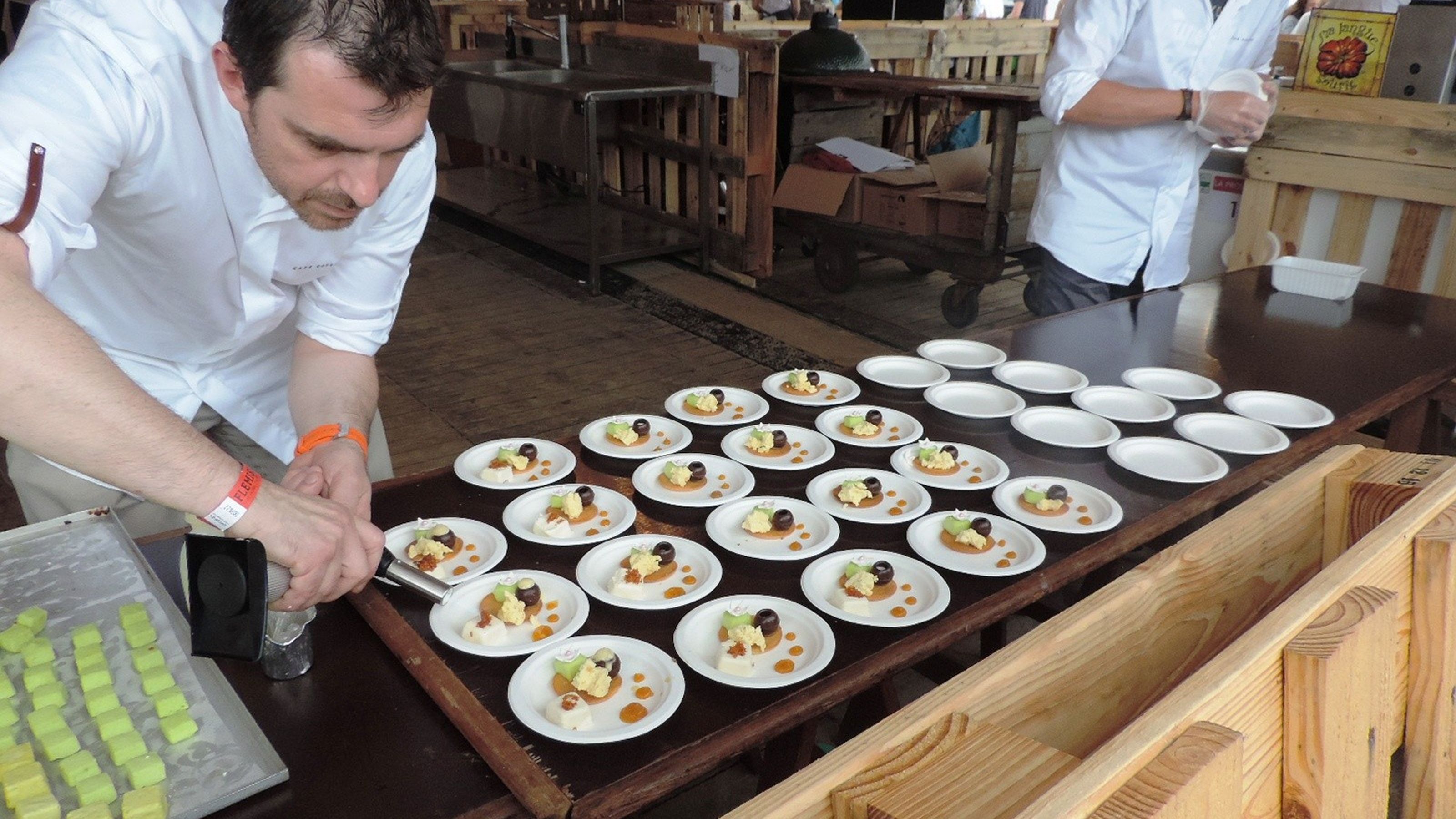 Il pasticcere Jean Yves Wilmot al lavoro