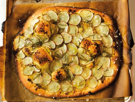 Pizza mit Pesto, d√ºnnen Kartoffelscheiben und Rosmarin (Draufsicht)