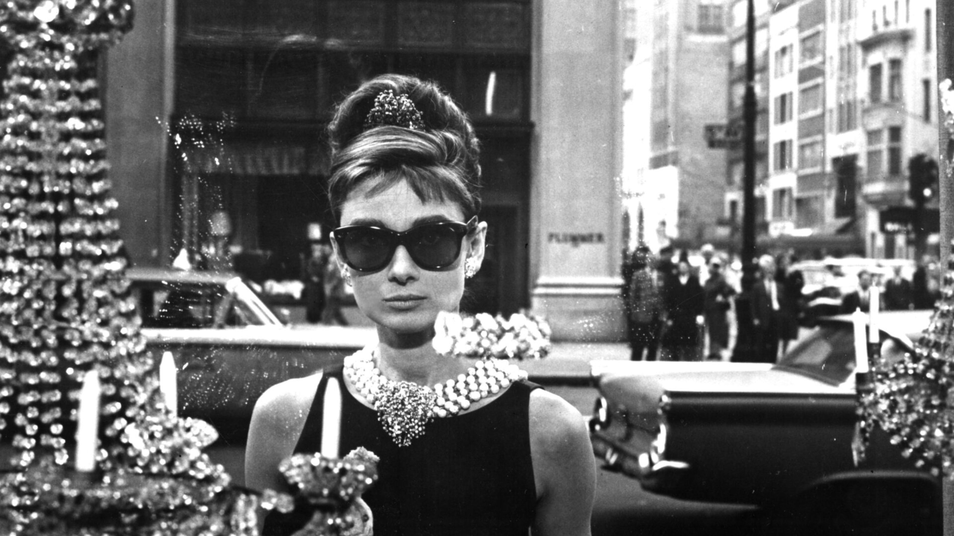 audrey_hepburn_sunglasses_grayscale_breakfast_at_tiffanys
