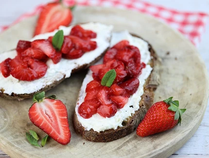 Bruschetta con caprino e fragole still 2
