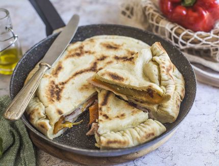 Focaccia in padella con peperoni, pancetta e stracchino2