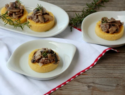La presentazione dei cestini di polenta