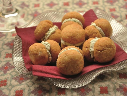 baci-di-dama-con-crema-alle-erbe-aromatiche-impiattato