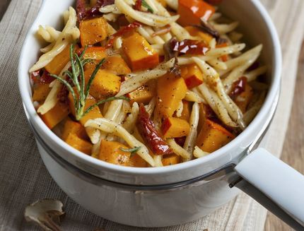 Per una pasta che del natale porta il colore e dell'inverno porta il sapore, provate questo primo con zucca e pomodori secchi.