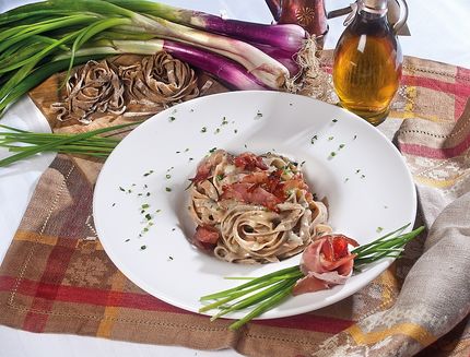 fettuccine-al-pane-nero-speck-e-zola_a348