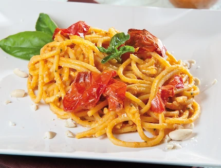 Spaghettoni freschi con pesto alla siciliana b111
