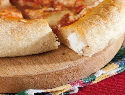 Pizza Con il cornicione ripieno b0340