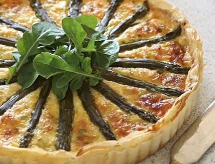 Salmon and asparagus quiche with rocket