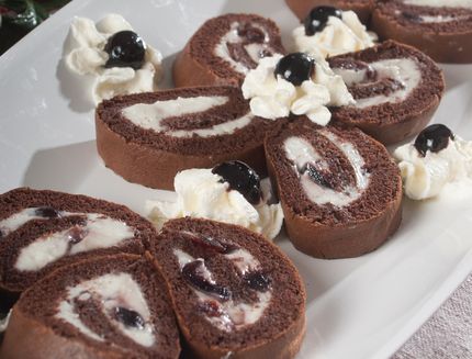 rotolo-al-cacao-con-crema-al-latte-e-amarene_a48