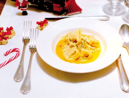Tortelli con crema di zucca e pecorino b682