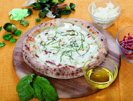 Pizza fiordilatte e bufala con salame tipo Napoli b1449 (1)