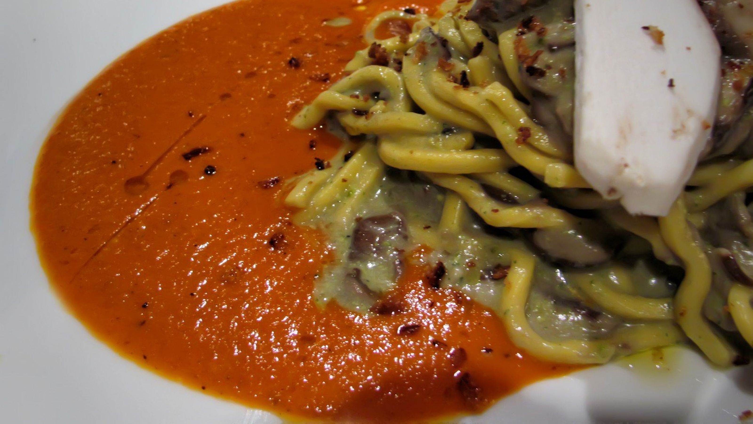 Tonnarelli con porcini, pistacchi e rucola su salsa di datterini al forno, Dalicandro