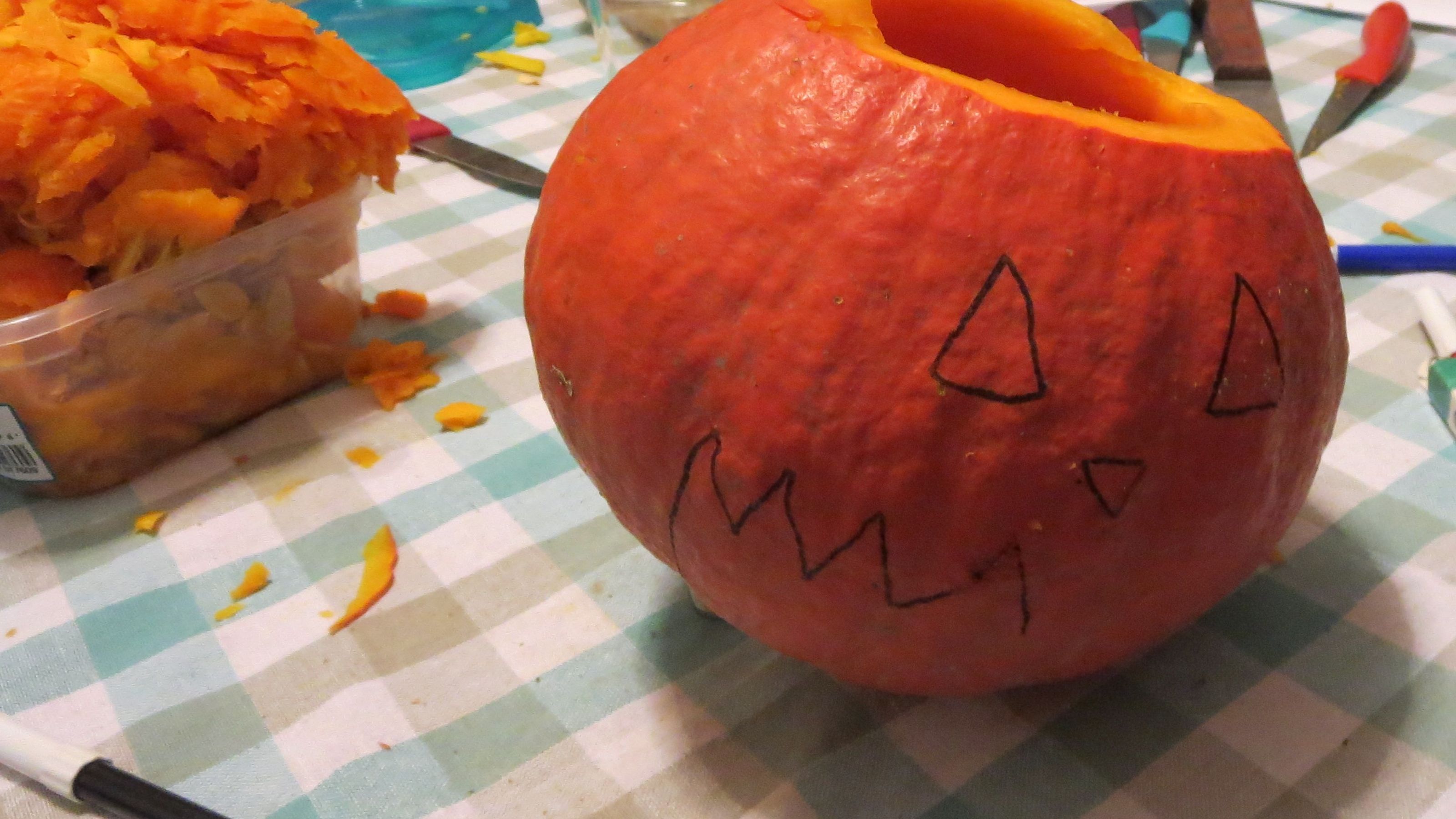 4 - disegnare e svuotare la zucca
