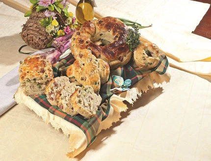 focaccia-soffice-con-piselli-e-salame_a410