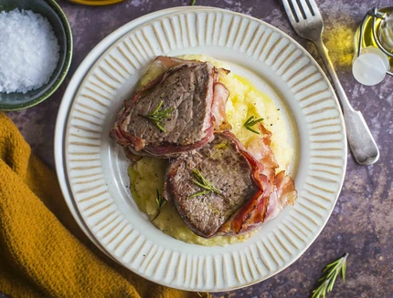 Medaglioni di manzo avvolti nella pancetta su purea di mele2