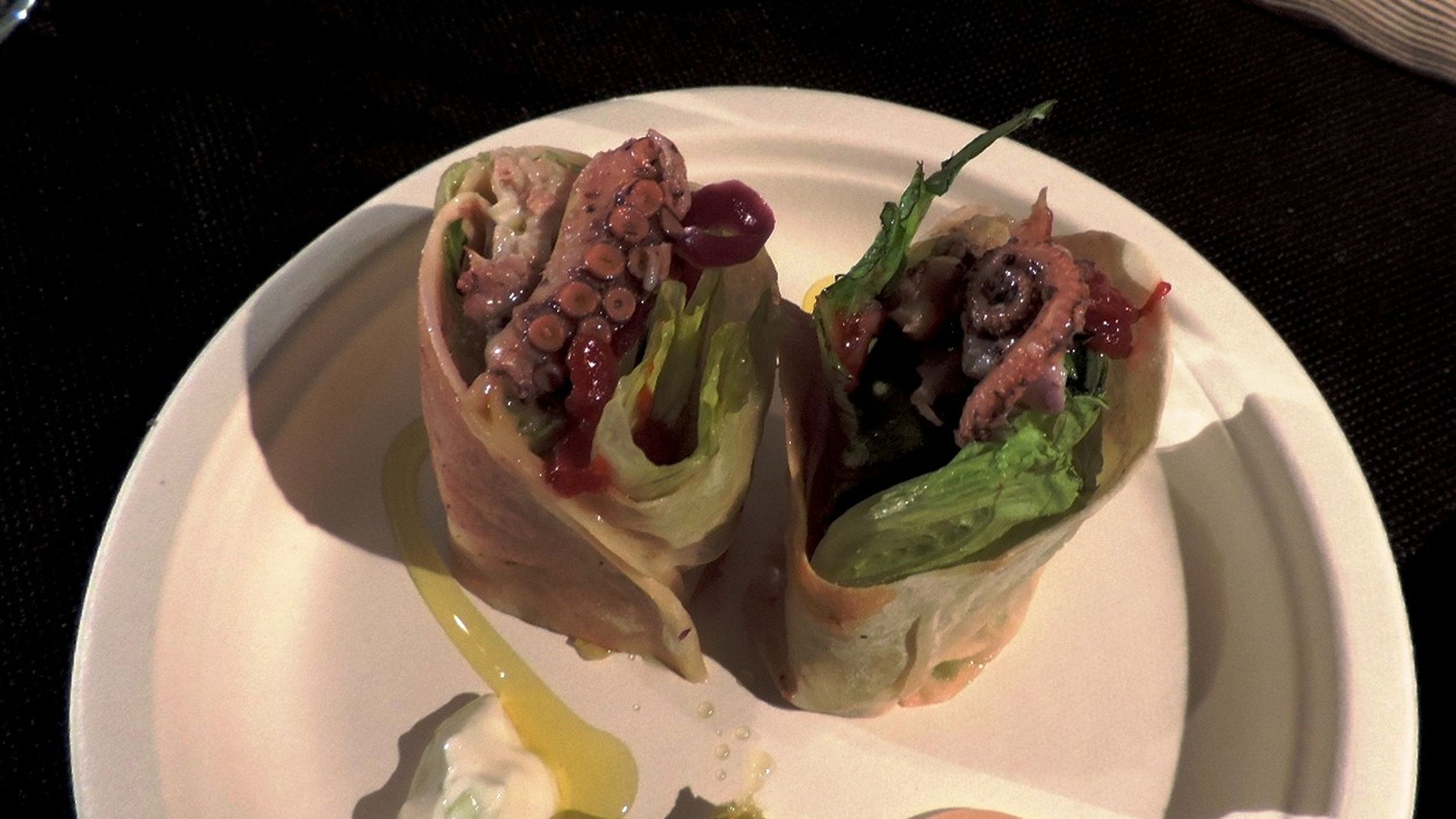 Il kebab di polpo con emulsione alla sua acqua, crauti e salsa Habanero