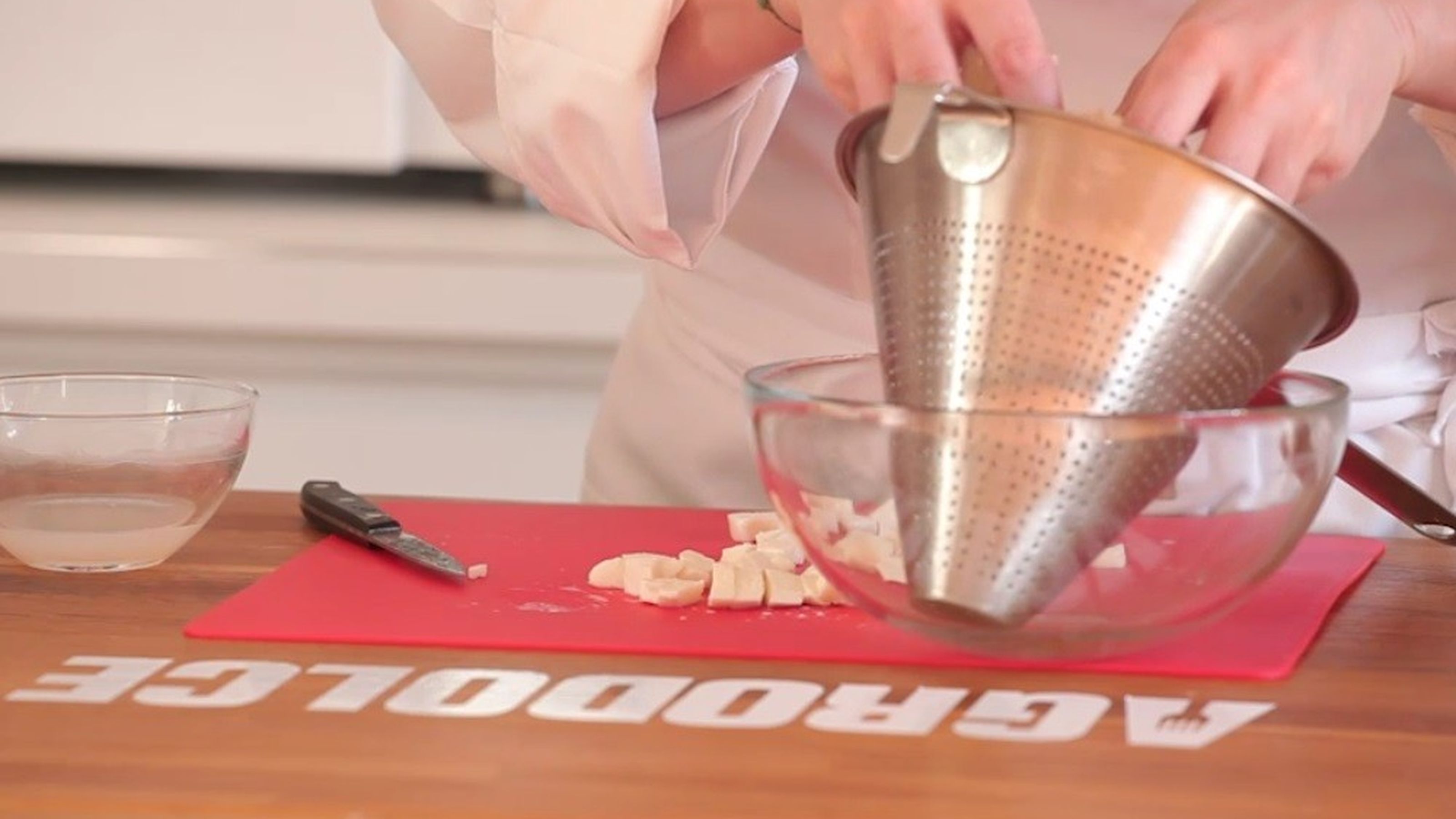 mozzarella_tagliata_a_cubetti_e_messa_a_sgocciolare