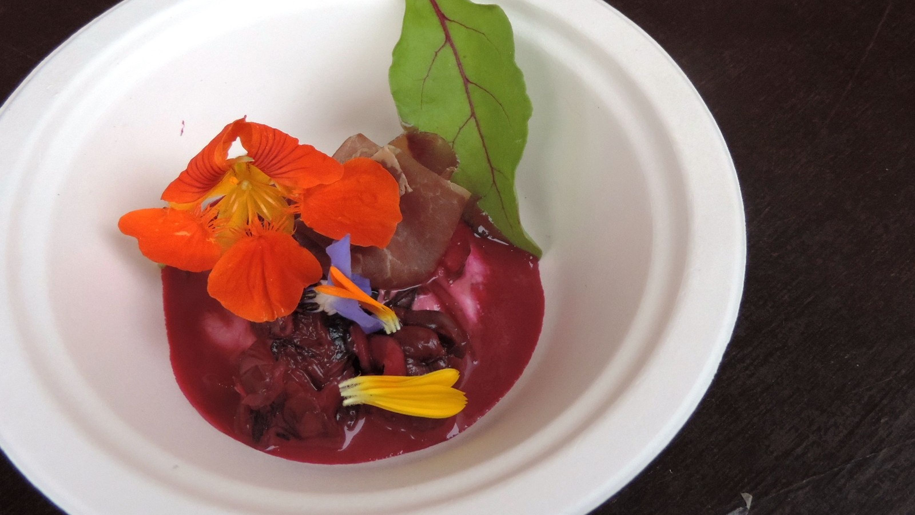Il Il gazpacho di ciliegie e barbabietole con formaggio di capra dello chef David Martin del ristorante La Paix, a Brussels