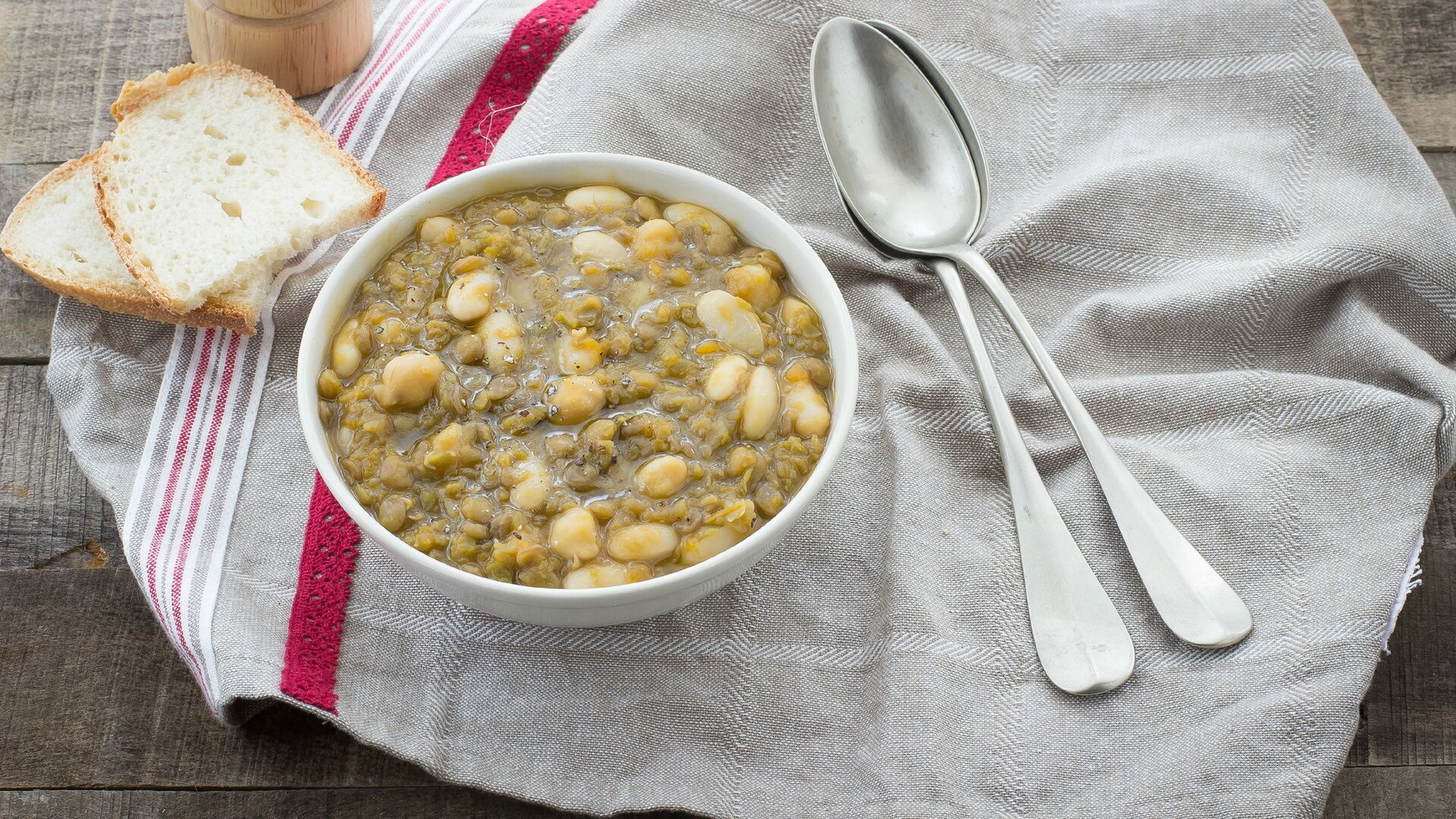 Zuppa di legumi - still life