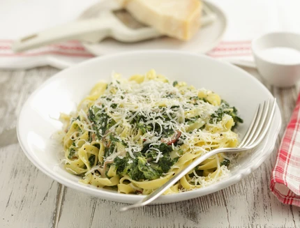 Pasta con spinaci e ricotta pronta per essere servita
