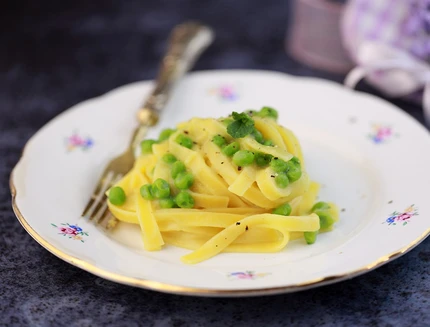 Tagliatelle con crema di patate e piselli still 3